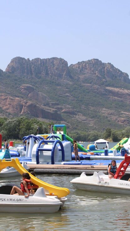 Réservez vos activités à L’Aréna Plage au bord du Lac Perrin